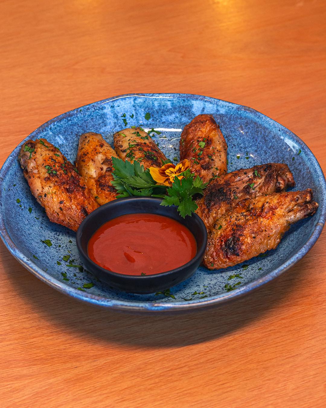 Tulipa de frango grelhada na parrilla com molho BBQ de goiabada