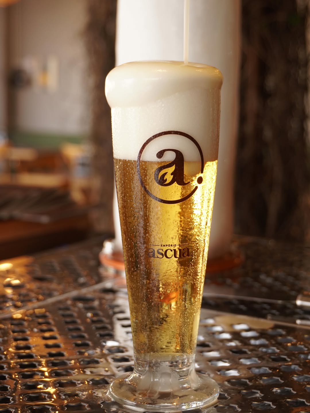 Chopp servido com o logo do Empório Áscua