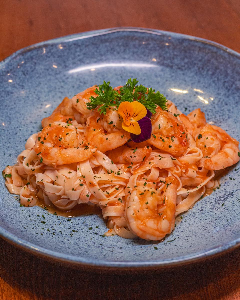 Fettuccine ao pomodoro com camarões